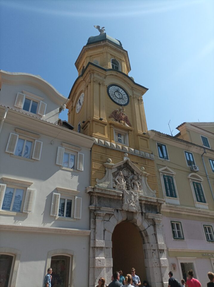Wieża miejska z zegarem