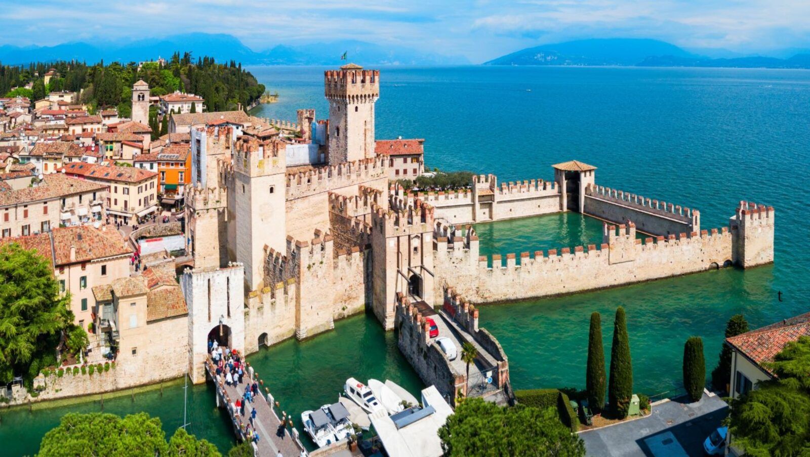 Sirmione – co zobaczyć, atrakcje, plaże, pogoda, dojazd i restauracje. Kompletny przewodnik