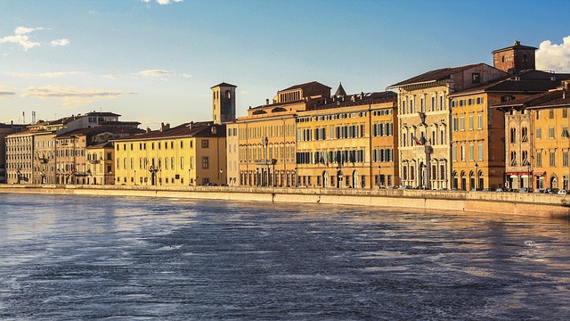Rzeka Arno przepływająca przez Pizę
