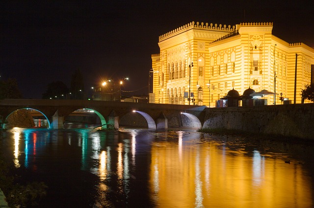 Sarajewo Vijećnica i rzeka Miljacka